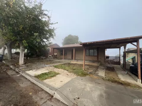 Exterior - 306 B St, Taft, CA 93268 photo 2 of 15