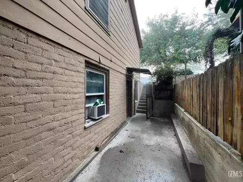 Exterior - 306 B St, Taft, CA 93268 photo 7 of 15