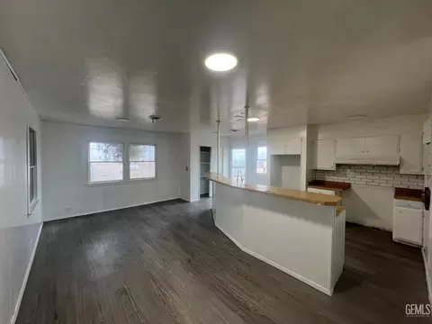 Living - 306 B St, Taft, CA 93268 photo 6 of 8