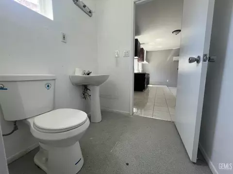 Bath - 306 B St, Taft, CA 93268 photo 10 of 10
