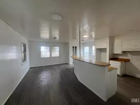 Living - 306 B St, Taft, CA 93268 photo 5 of 8