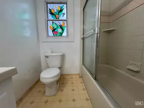 Bath - 306 B St, Taft, CA 93268 photo 3 of 10