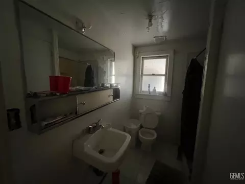 Bath - 306 B St, Taft, CA 93268 photo 5 of 10