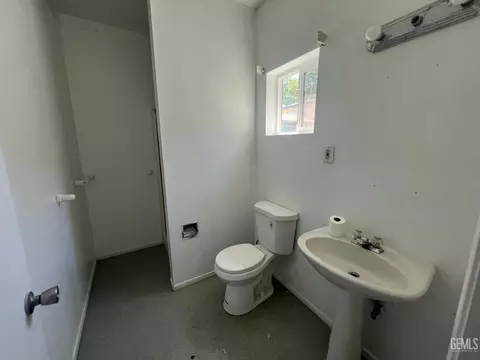Bath - 306 B St, Taft, CA 93268 photo 8 of 10