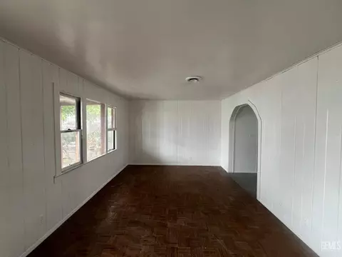 Living - 306 B St, Taft, CA 93268 photo 1 of 8