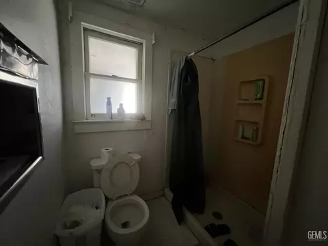 Bath - 306 B St, Taft, CA 93268 photo 6 of 10