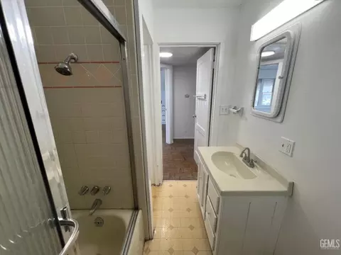 Bath - 306 B St, Taft, CA 93268 photo 4 of 10
