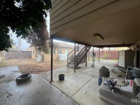 Exterior - 306 B St, Taft, CA 93268 photo 8 of 15