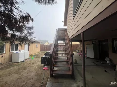 Exterior - 306 B St, Taft, CA 93268 photo 9 of 15