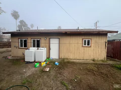 Exterior - 306 B St, Taft, CA 93268 photo 10 of 15