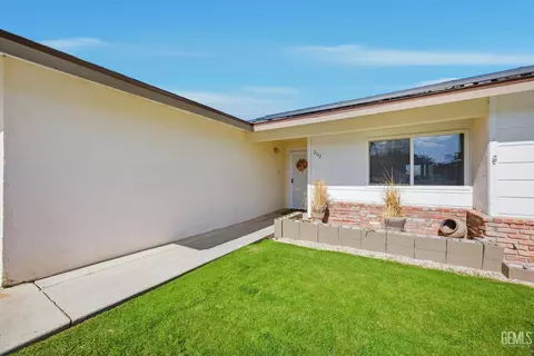 202 E Warren St, Taft, CA 93268 photo 3