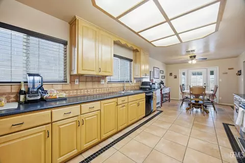 202 E Warren St, Taft, CA 93268 photo 18