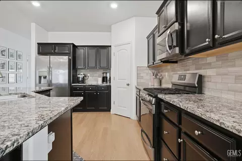 Kitchen - 9014 Sevenleaf Way, Shafter, CA 93263 photo 2 of 2