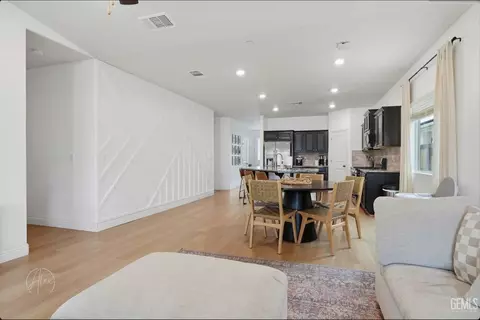 Entry Way - 9014 Sevenleaf Way, Shafter, CA 93263 photo 2 of 5