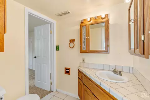 Bath - 23941 Jacaranda Dr, Tehachapi, CA 93561 photo 1 of 3