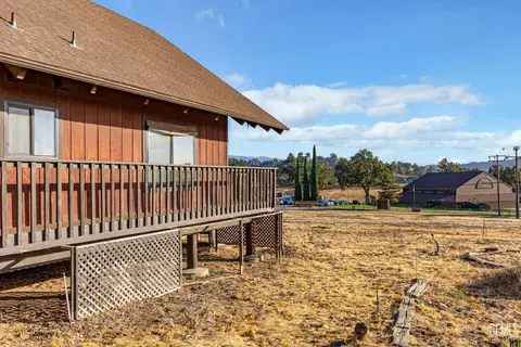 Exterior - 23941 Jacaranda Dr, Tehachapi, CA 93561 photo 2 of 10