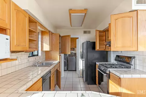 Kitchen - 23941 Jacaranda Dr, Tehachapi, CA 93561 photo 1 of 2