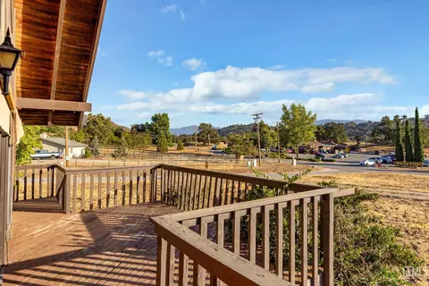 Exterior - 23941 Jacaranda Dr, Tehachapi, CA 93561 photo 3 of 10