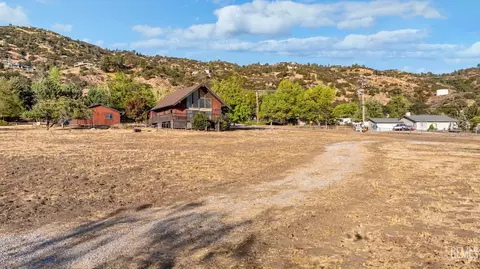 Exterior - 23941 Jacaranda Dr, Tehachapi, CA 93561 photo 7 of 10