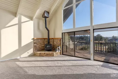 Living - 23941 Jacaranda Dr, Tehachapi, CA 93561 photo 3 of 3