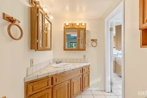 Bath - 23941 Jacaranda Dr, Tehachapi, CA 93561 photo 2 of 3