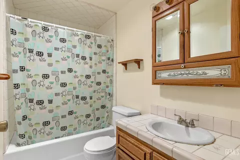 Bath - 23941 Jacaranda Dr, Tehachapi, CA 93561 photo 3 of 3