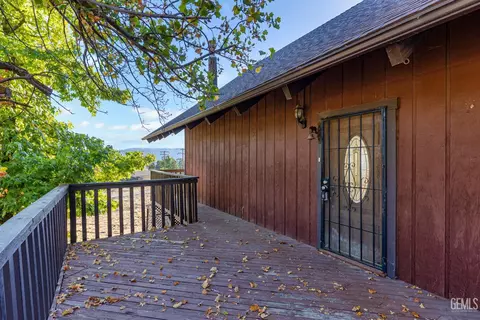 Exterior - 23941 Jacaranda Dr, Tehachapi, CA 93561 photo 5 of 10