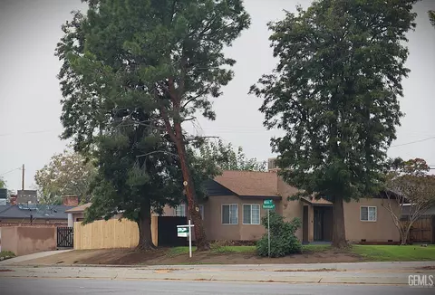 2000 Avondale Dr, Bakersfield, CA 93306