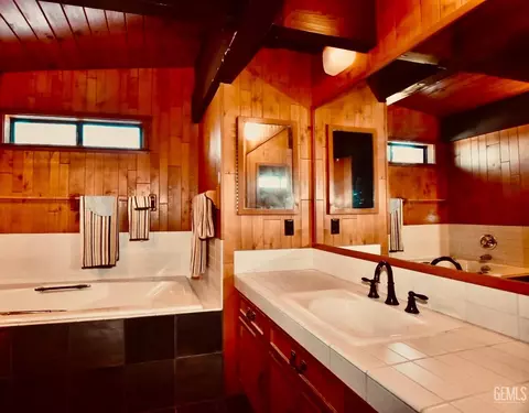 Bath - 29551 Springwood Ct, Tehachapi, CA 93561 photo 2 of 2