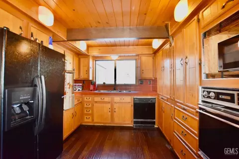 Kitchen - 29551 Springwood Ct, Tehachapi, CA 93561 photo 1 of 2