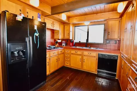 Kitchen - 29551 Springwood Ct, Tehachapi, CA 93561 photo 2 of 2