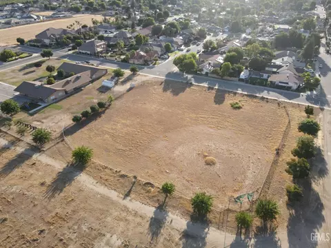 155 Redwood Dr, Shafter, CA 93263 photo 2