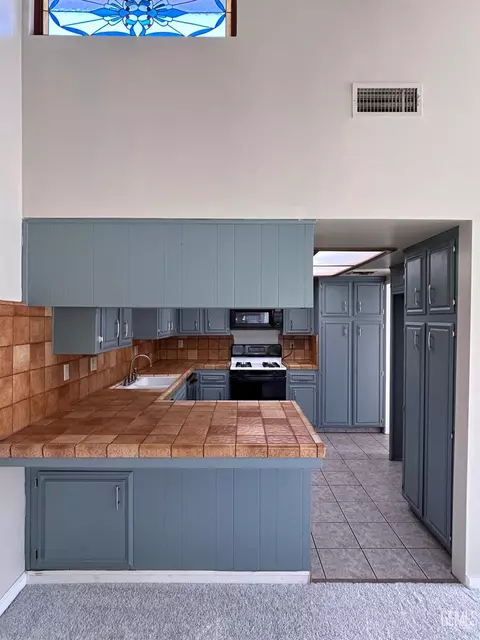 Kitchen - 309 S 10th St, Taft, CA 93268 photo 2 of 2