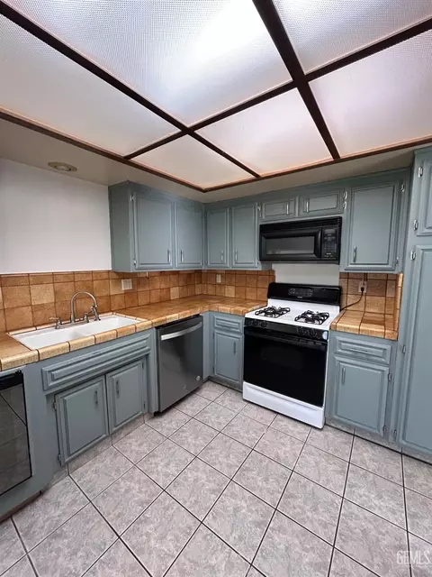 Kitchen - 309 S 10th St, Taft, CA 93268 photo 1 of 2