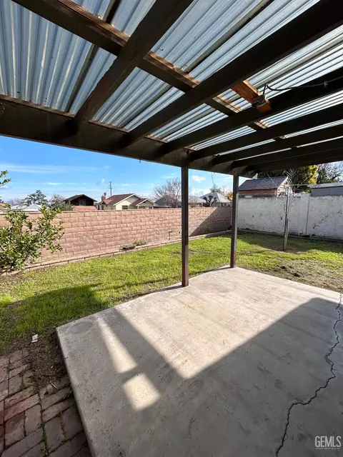 Exterior - 309 S 10th St, Taft, CA 93268 photo 2 of 2