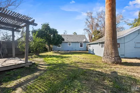 Exterior - 416 Beech St, Bakersfield, CA 93304 photo 7 of 9