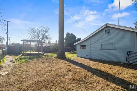 Exterior - 416 Beech St, Bakersfield, CA 93304 photo 6 of 9
