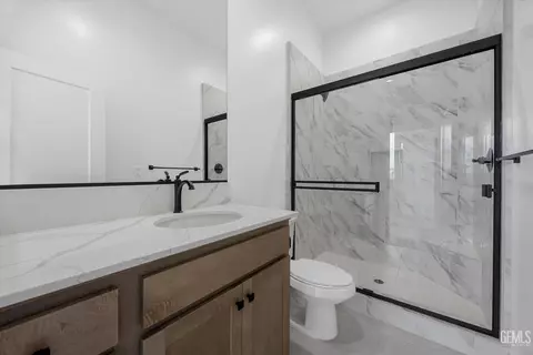 Bath - 7014 Orchard View Dr, Bakersfield, CA 93314 photo 1 of 7