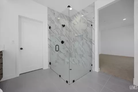 Bath - 7014 Orchard View Dr, Bakersfield, CA 93314 photo 7 of 7