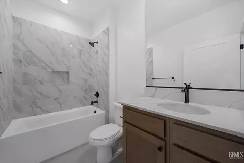 Bath - 7014 Orchard View Dr, Bakersfield, CA 93314 photo 3 of 7