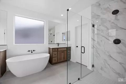Bath - 7014 Orchard View Dr, Bakersfield, CA 93314 photo 4 of 7