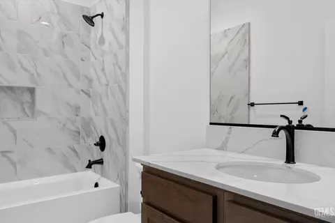 Bath - 7014 Orchard View Dr, Bakersfield, CA 93314 photo 2 of 7