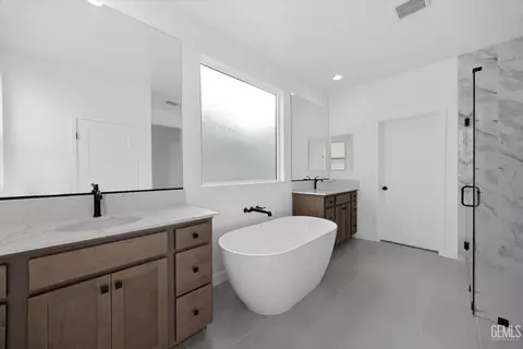 Bath - 7014 Orchard View Dr, Bakersfield, CA 93314 photo 6 of 7
