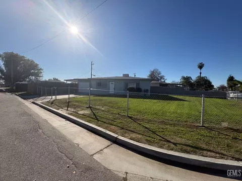 391 Euclid Ave, Shafter, CA 93263 photo 3