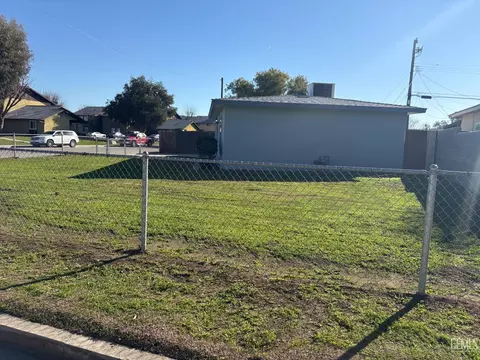391 Euclid Ave, Shafter, CA 93263 photo 4