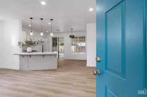 8510 Mainsail Dr, Bakersfield, CA 93312