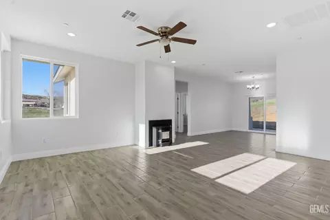 Living - 20381 Pinon Canyon Dr, Tehachapi, CA 93561 photo 2 of 5