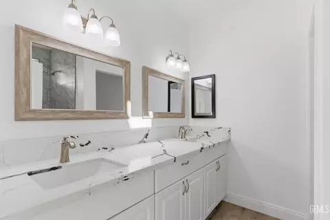 Bath - 20381 Pinon Canyon Dr, Tehachapi, CA 93561 photo 4 of 4