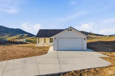 Exterior - 20381 Pinon Canyon Dr, Tehachapi, CA 93561 photo 3 of 5