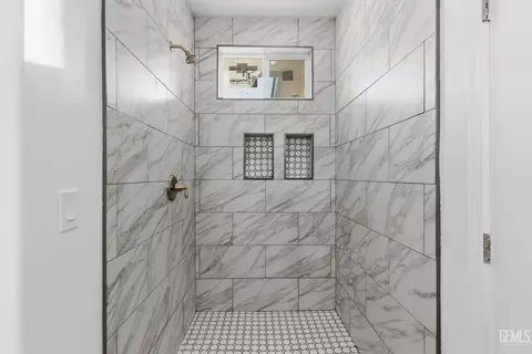 Bath - 20381 Pinon Canyon Dr, Tehachapi, CA 93561 photo 3 of 4